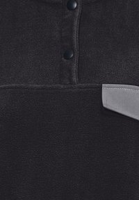 Sort fleece pullover med en tekstureret overflade, der har tre sorte knapper, en grå lomme og et klassisk design.