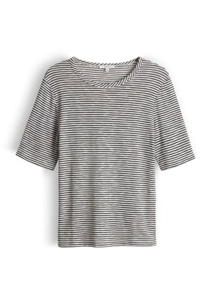 Kurzärmeliges T-Shirt mit Rundhalsausschnitt und schmalen, schwarzen und weißen horizontalen Streifen, flach auf weißem Hintergrund liegend.