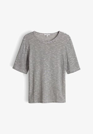 T-shirt à manches courtes et col rond avec de fines rayures horizontales noires et blanches, présenté à plat sur un fond blanc.