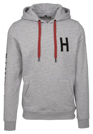 Sweat à capuche gris clair avec cordons rouges, grande poche avant, "H" noir sur la poitrine, et "Hustler" à l’intérieur du col.