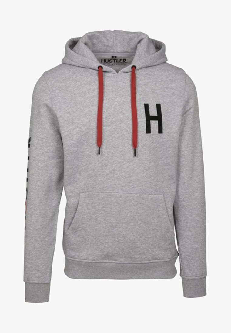 Sweat à capuche gris clair avec cordons rouges, grande poche avant, "H" noir sur la poitrine, et "Hustler" à l’intérieur du col.