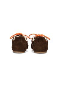 Braune Wildlederschuhe mit orangefarbenen Schnürsenkeln an der Rückseite, die eine weiche Textur und subtile Nähdetails aufweisen, entworfen für Komfort und Stil.