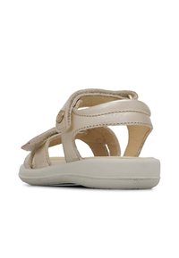 Sandalo in pelle beige con design a fascetta. Tacco aperto, suola piatta e battistrada in gomma testurizzata. Caratterizzato da una chiusura a scatto e una morbida fodera.