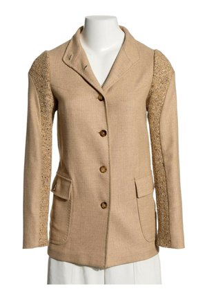 Blazer beige pour femme avec manches en maille texturée, quatre boutons à l'avant et deux poches à rabat, présenté sur un buste de mannequin blanc.