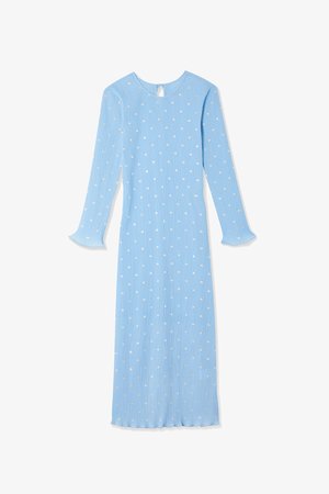 Vestido azul com nervuras e mangas compridas, apresentando bolinhas brancas e uma abertura nas costas em forma de olho de fechadura. Tecido suave e punhos esvoaçantes.