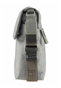 Borsa di stoffa grigia con chiusura a patta, manico imbottito e tracolla regolabile. Presenta una superficie testurizzata e una tasca laterale con zip.