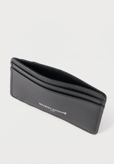 Μαύρο δερμάτινο πορτοφόλι για κάρτες με πολλαπλές θήκες καρτών και λογότυπο "Maison Kitsuné Paris" τυπωμένο σε λευκό στο μπροστινό μέρος.