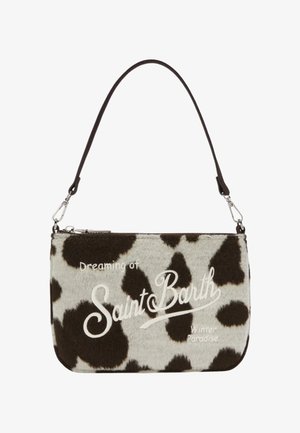 Borsa a tracolla con stampa a macchie di mucca realizzata in materiale peluche con spallaccio nero. Presenta un testo bianco che recita "Sognando il Paradiso Invernale di Saint Barth."