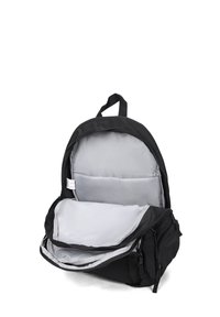 Zaino nero con scomparto principale con zip, foderato internamente di grigio e dotato di una tasca frontale aggiuntiva, realizzato in tessuto resistente.