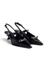 Scarpe slingback in vernice nera con punta appuntita, dettagli decorativi sulle cinghie e tacco basso. Presentano dettagli in metallo dorato.