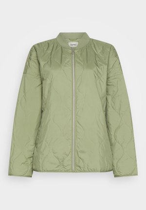 Veste matelassée vert clair à manches longues, fermeture éclair à l'avant et petit col montant, présentée sur un fond uni.