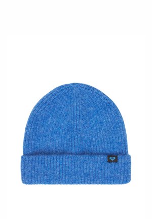 Blauwe gebreide muts met een omgeslagen boord en een klein zwart stukje stof met een blauw hartlogo op de boord.