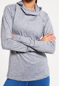 Maglietta atletica a maniche lunghe e con cappuccio realizzata in tessuto grigio con un leggero motivo texturizzato. Presenta un logo ricamato sul petto.