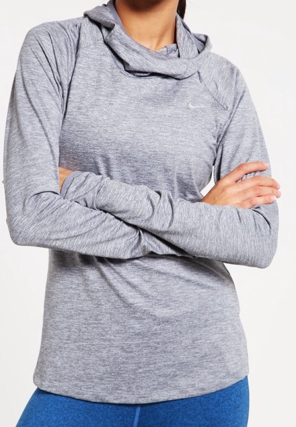 Maglietta atletica a maniche lunghe e con cappuccio realizzata in tessuto grigio con un leggero motivo texturizzato. Presenta un logo ricamato sul petto.