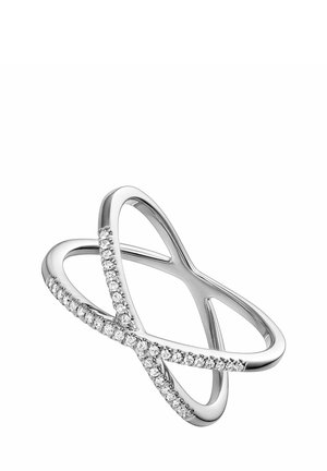 Anillo de plata con bandas entrelazadas, adornado con pequeños cristales Swarovski redondos a lo largo de una banda, creando un diseño moderno de cruzamiento.