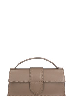 Sac à main en cuir beige avec une forme structurée, une poignée supérieure plate et une fermeture à rabat. Présente des coutures visibles et une texture lisse.