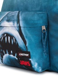 Eastpak DAY PAK'R - Mochila - jaws poster