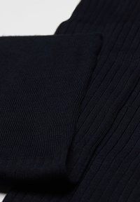 Gestreifte marineblaue Socken aus weichem Stoff, mit einem strukturierten Design, das gleichmäßige vertikale Linien und eine glatte Oberfläche aufweist.