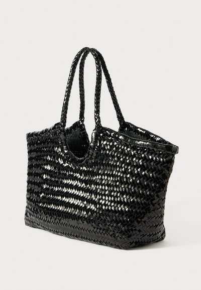 Melna austs iepirkumu soma ar teksturētu virsmu, kurai ir divas rokas un atvērta augšdaļa. Materiāls izskatās sintētisks ar noteiktu formu.