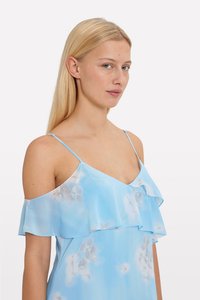 Robe bleu clair en tissu doux, avec un décolleté en V, des bretelles volantées et une coupe fluide ornée de motifs floraux subtils.