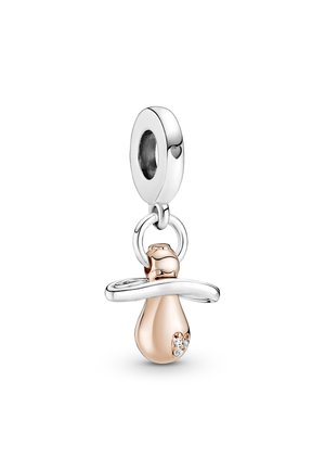 Charm de plata y oro rosado con diseño de chupete, que incluye un lazo colgante y está acentuado por pequeñas piedras claras en forma de lágrima.