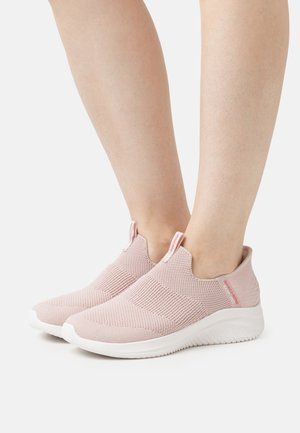 Helle rosa Schlupfschuhe mit einem strukturierten Strick-Obermaterial, weißer Sohle und kontrastierenden Akzenten an der Ferse. Geschlossen, keine sichtbaren Schnürsenkel.