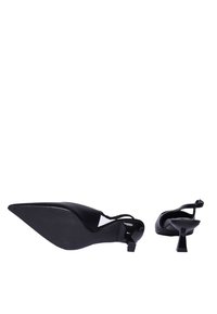 Décolleté slingback neri a punta con finitura lucida. Presentano un tacco sottile e una cinghia alla caviglia, evidenziando un design minimalista.