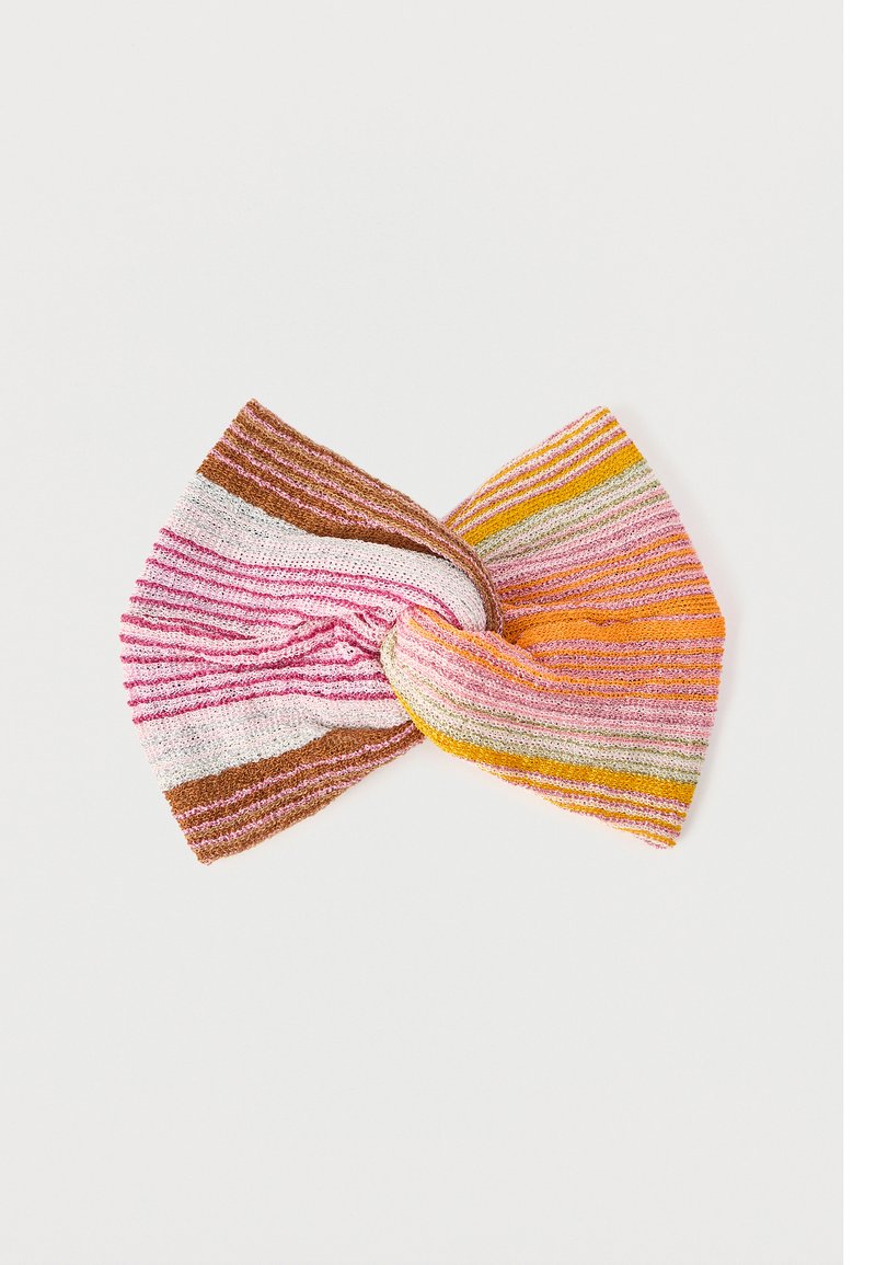 Πλεκτή κορδέλα με κόμπο στη μέση, διακοσμημένη με οριζόντιες ρίγες σε αποχρώσεις ροζ, πορτοκαλί, κίτρινο, πράσινο, λευκό και καφέ σε λευκό φόντο.