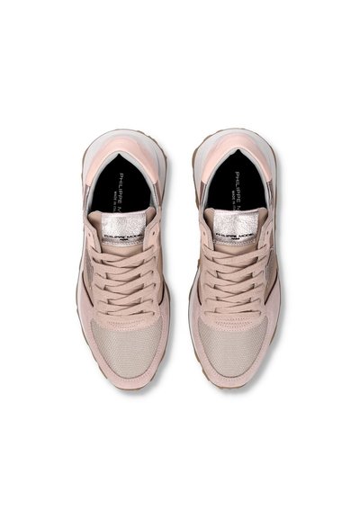Sneaker rosa chiaro realizzate con materiali misti, tra cui rete e suede. Presentano un colletto imbottito, lacci e una suola in gomma texturizzata.