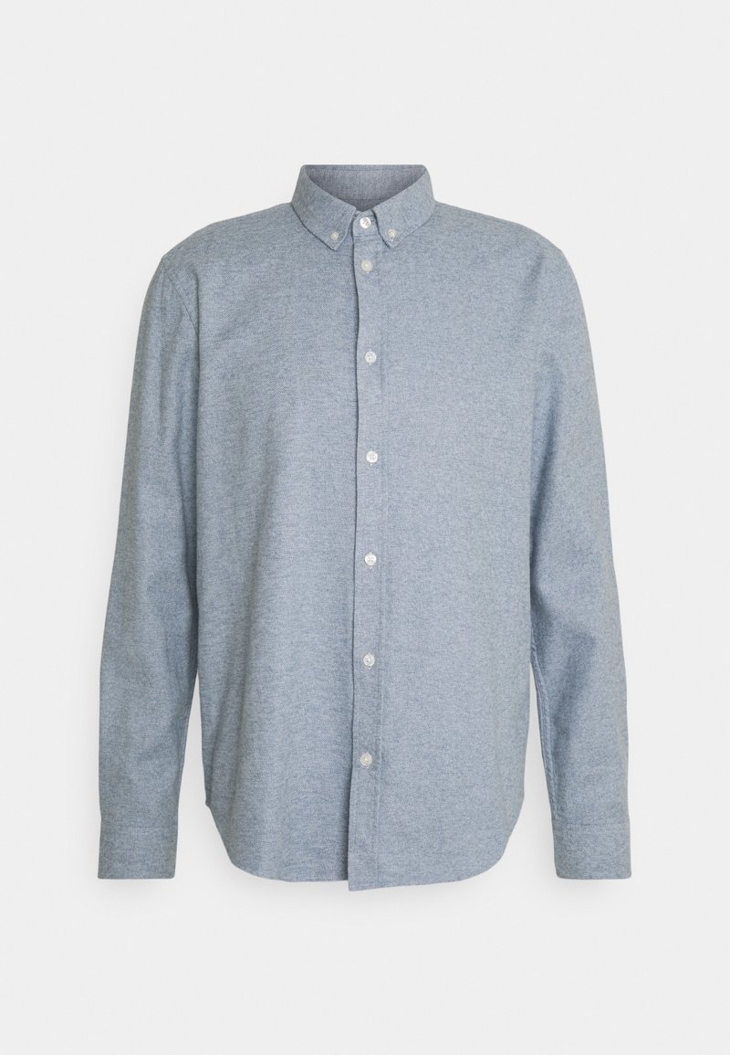 Camicia a maniche lunghe azzurro chiaro realizzata in tessuto testurizzato. Presenta un colletto a punta e una patta frontale con bottoni visibili.