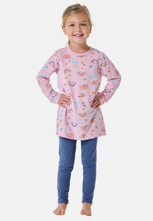Langärmlige pinke Tunika mit Regenbogen- und Wolkenmustern, kombiniert mit blauen Leggings aus weichem Stoff, mit Rundhalsausschnitt.