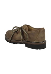 Braune Lederschuhe mit runder Zehe, Schnürdesign und grünen Akzent-Schnürsenkeln. Dicke schwarze Gummisohle mit strukturiertem Profil für besseren Halt.