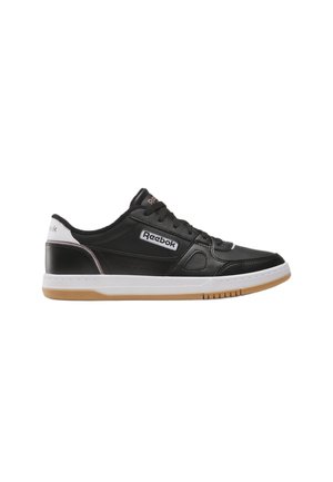 Sneaker Reebok nera low-top con suola bianca, fondo in gomma, chiusura frontale con lacci e logo Reebok sul lato e sulla linguetta, mostrata dal lato esterno.