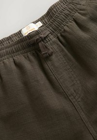 REGULAR FIT - TEXTURED ELASTICATED WAIST  - Pantaloni - brown