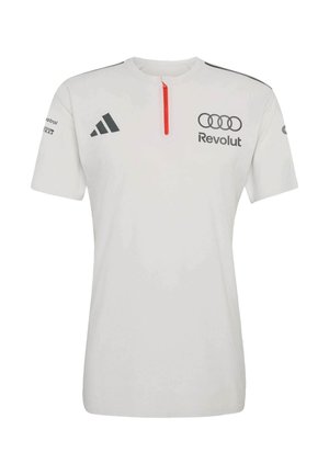 Weißes Sportshirt mit kurzen Ärmeln, schwarzen Adidas- und Audi Revolut-Logos, kleinem roten Reißverschlussdetail am Kragen und Sponsorlogos an den Ärmeln.