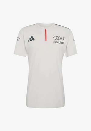 Weißes Sportshirt mit kurzen Ärmeln, schwarzen Adidas- und Audi Revolut-Logos, kleinem roten Reißverschlussdetail am Kragen und Sponsorlogos an den Ärmeln.