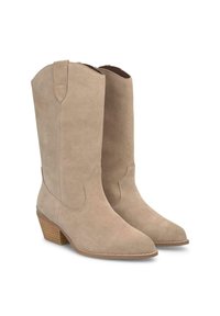 Beżowe zamszowe kowbojskie botki za kostkę z spiczastymi noskami, zaokrąglonymi krawędziami u góry i drewnianymi, piętami w stylu stacked. Gładka tekstura i minimalne detale.