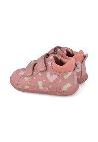 Zapatillas infantiles rosas con un material suave, que presentan un diseño juguetón de llamas, con correas de velcro y suelas de goma texturizadas para mayor agarre.