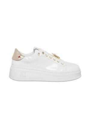 Sneaker in pelle verniciata bianca con suola spessa, occhielli dorati e un accento beige sul tallone che presenta un piccolo logo rosso.