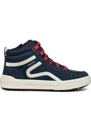 Sneaker alte con tomaia in suede blu navy, dettagli bianchi, lacci rossi e suola in gomma testurizzata. Presentano un design perforato per la traspirabilità.