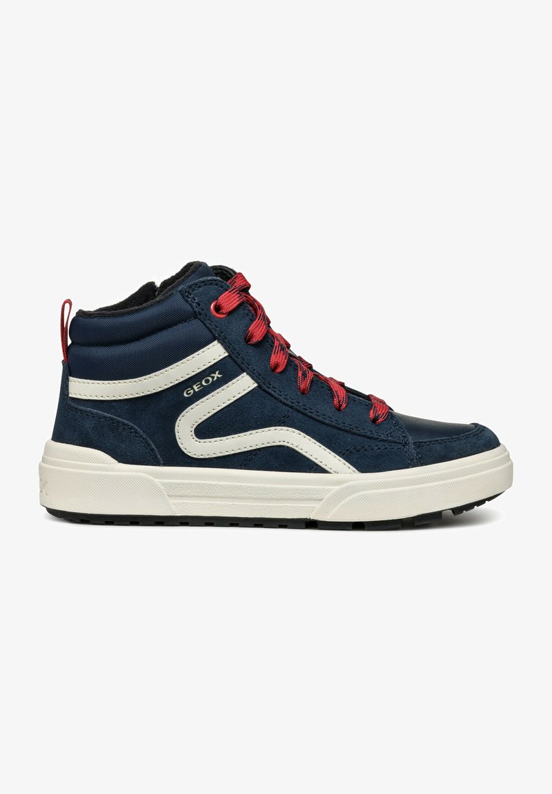 Sneaker alte con tomaia in suede blu navy, dettagli bianchi, lacci rossi e suola in gomma testurizzata. Presentano un design perforato per la traspirabilità.
