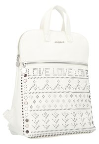 Zaino in finta pelle bianca con parte superiore arrotondata, doppi manici, tasca frontale con zip e motivo perforato, e borchie argentate lungo i bordi.