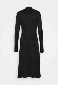 Černé žebrované šaty s dlouhým rukávem, přiléhavým vrškem a rozšířenou sukní. Mají vysoký límec a strukturovanou tkaninu pro přidaný detail.