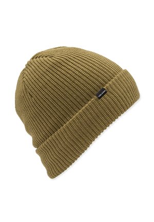 Bonnet tricoté vert avec une texture côtelée et un revers replié. Présente une petite étiquette noire avec le nom de la marque sur le côté.