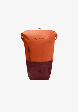 Oranje en bordeauxwaterdichte rugzak met een roll-top sluiting, gestructureerd bovenwerk en ritsvak aan de voorkant. Logo gedrukt boven de rits.