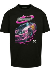 Sort bomulds T-shirt med et stort pink og hvidt grafisk motiv af en racerbils, med fed skrift og abstrakte sprøjt.