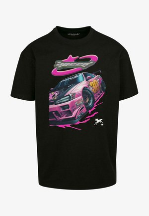 T-shirt en coton noir avec un grand graphique rose et blanc d'une voiture de course, accompagné de lettrage en gras et d'éclaboussures abstraites.