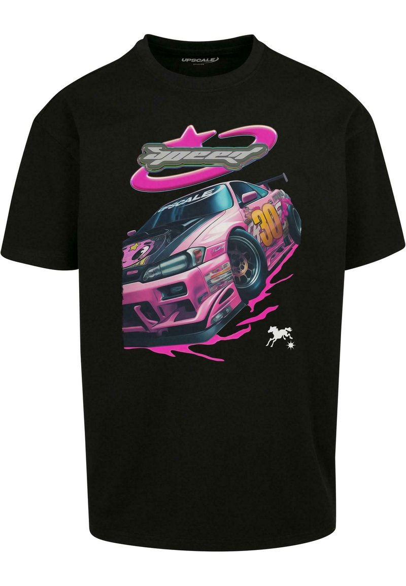 Sort bomulds T-shirt med et stort pink og hvidt grafisk motiv af en racerbils, med fed skrift og abstrakte sprøjt.