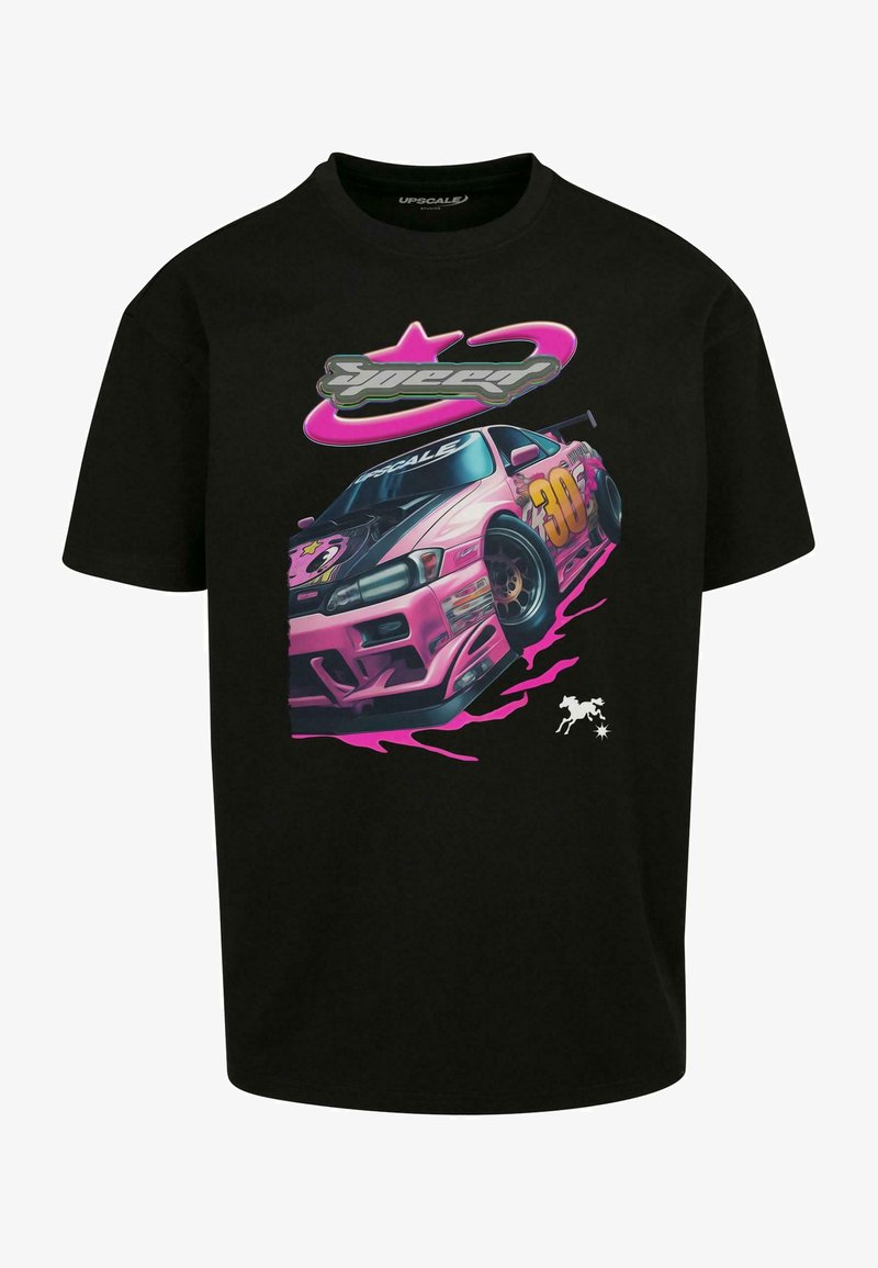 Sort bomulds T-shirt med et stort pink og hvidt grafisk motiv af en racerbils, med fed skrift og abstrakte sprøjt.