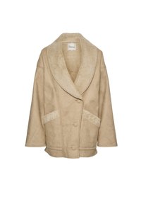 Béžový oversized kabát s šálovým límcem, vyrobený z měkké texturované tkaniny, s knoflíkovým zapínáním a plyšovými akcenty na kapsách a límci.